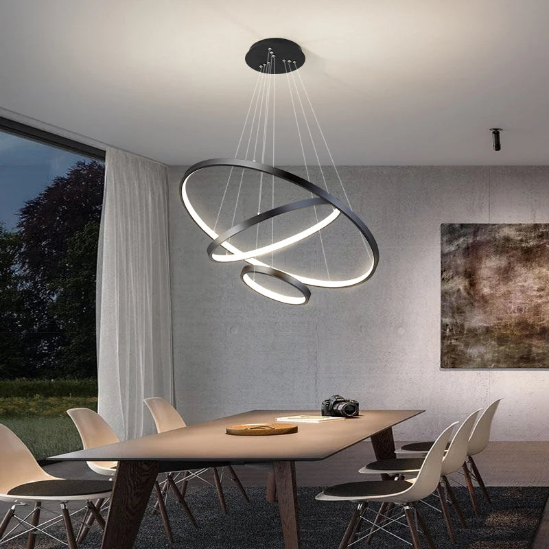 Orbite Suspension LED à Anneaux – anneaux gris près d'une grande fenêtre et d'une table