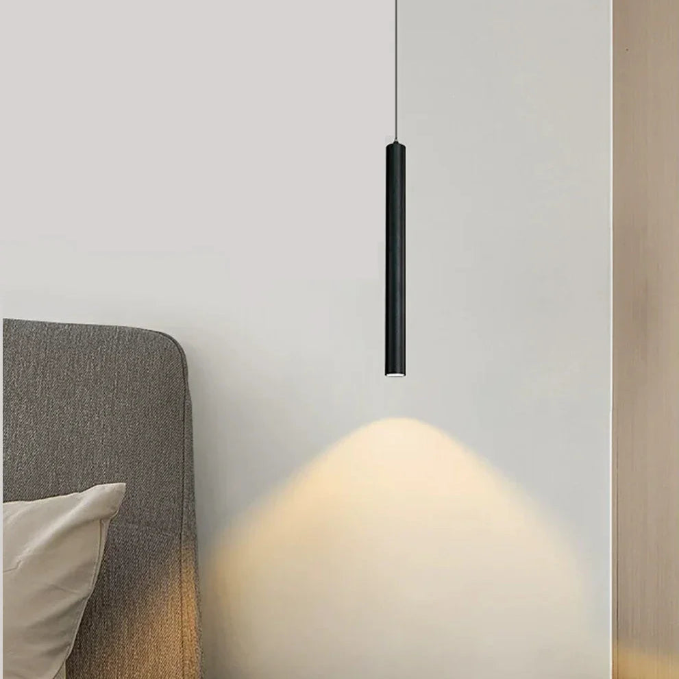 Filin Suspension Tube LED – à côté d'une tête de lit grise