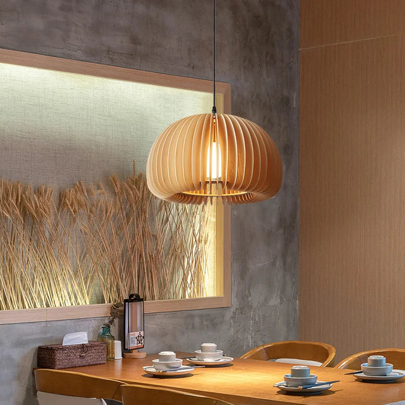 Citrelle Suspension Citrouille en Bambou Tressé – abat-jour allumé près d'une fenêtre et d'herbes séchées