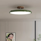 Médaillon Plafonnier LED Rond – disque à bord vert dans une chambre aux murs gris