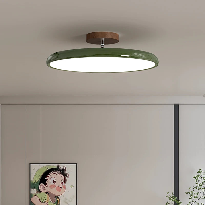 Médaillon Plafonnier LED Rond – disque à bord vert dans une chambre aux murs gris