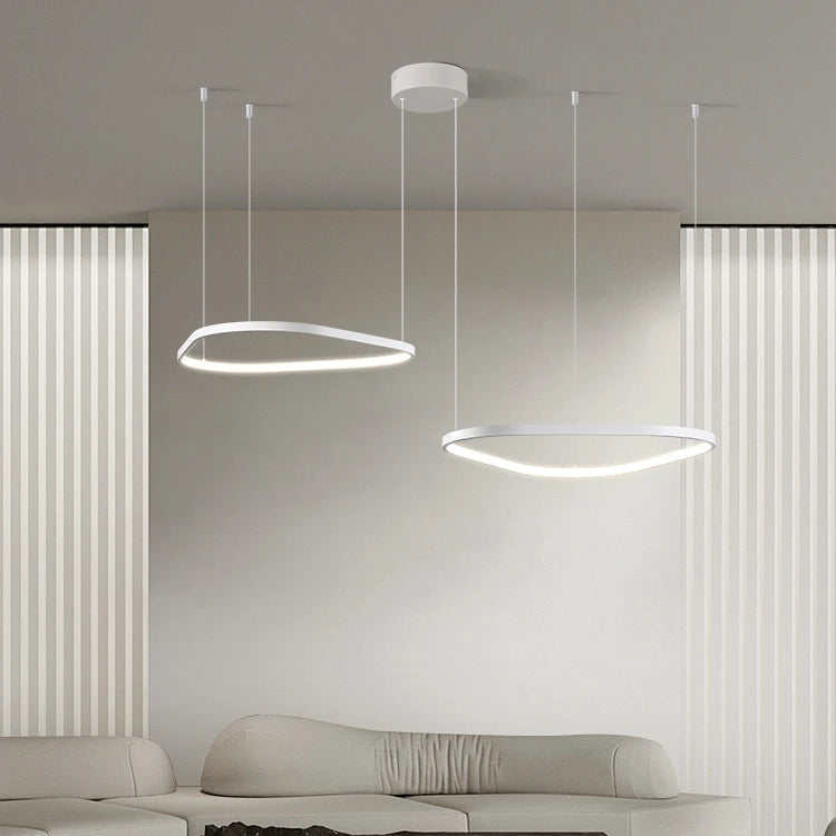 Orbite Duo Lustre 2 Anneaux LED Moderne – deux anneaux lumineux dans une pièce à lattes