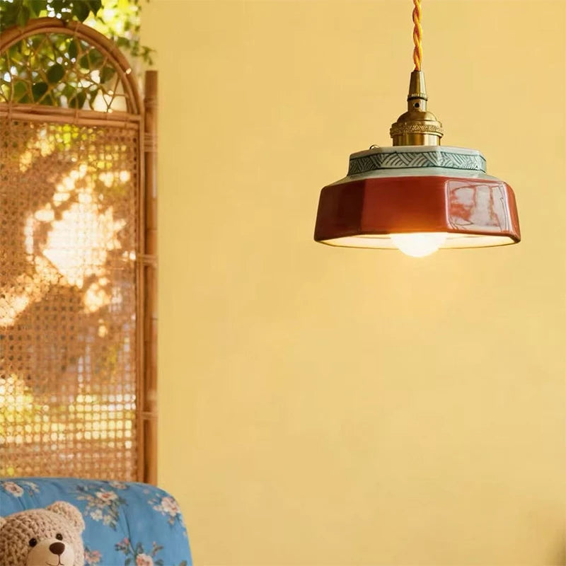 Hexa Suspension en Céramique – suspension terracotta allumée sur fond jaune