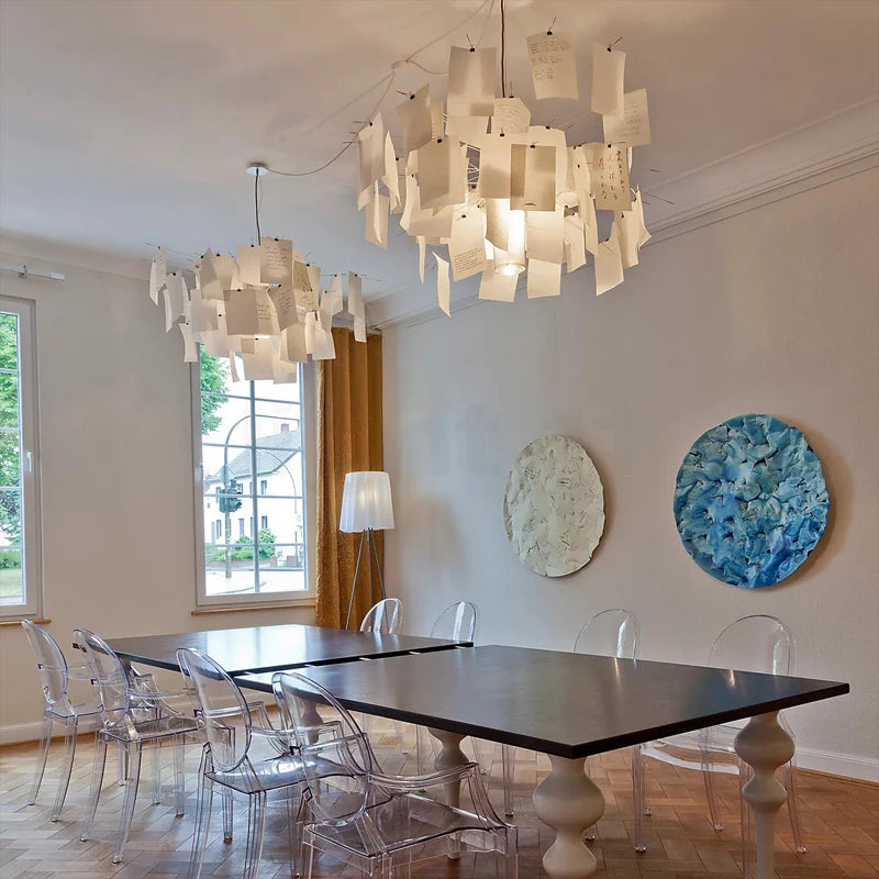 Carnet Suspension en Papier et Métal – dans une pièce aux décors muraux ronds bleus