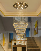 Lustre cascade en cristal suspendu au-dessus des marches