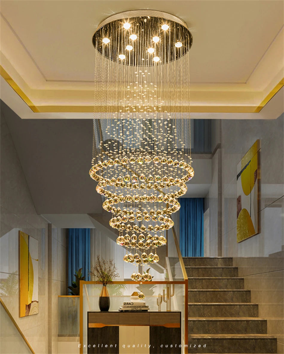 Lustre cascade en cristal suspendu au-dessus des marches