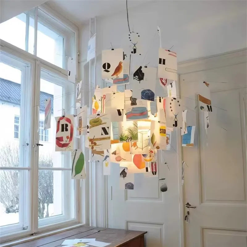 Carnet Suspension en Papier et Métal – suspension allumée de cartes colorées près d'une fenêtre