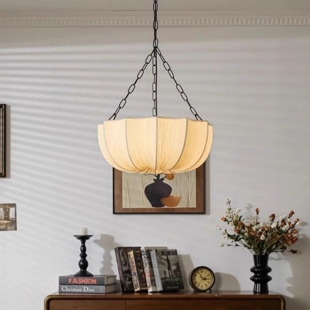 Brume Suspension en Tissu Plissé – suspension à chaînes noires dans un séjour clair