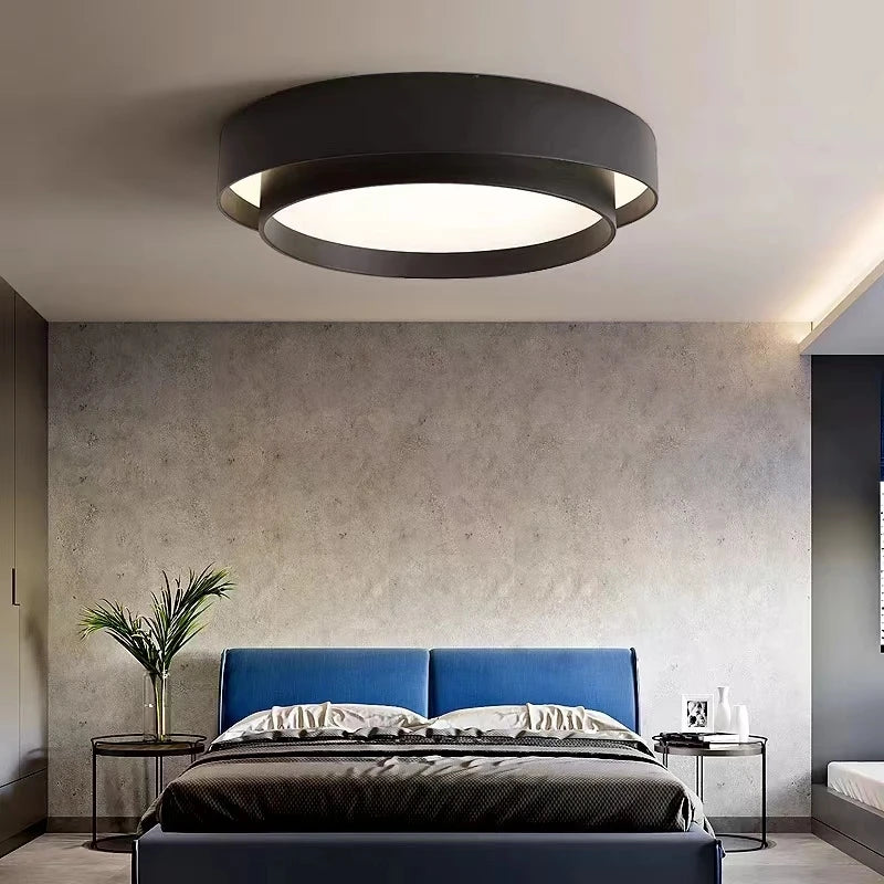 Duo Plafonnier LED Double Cercle – plafonnier noir au-dessus d'un lit à tête de lit bleue