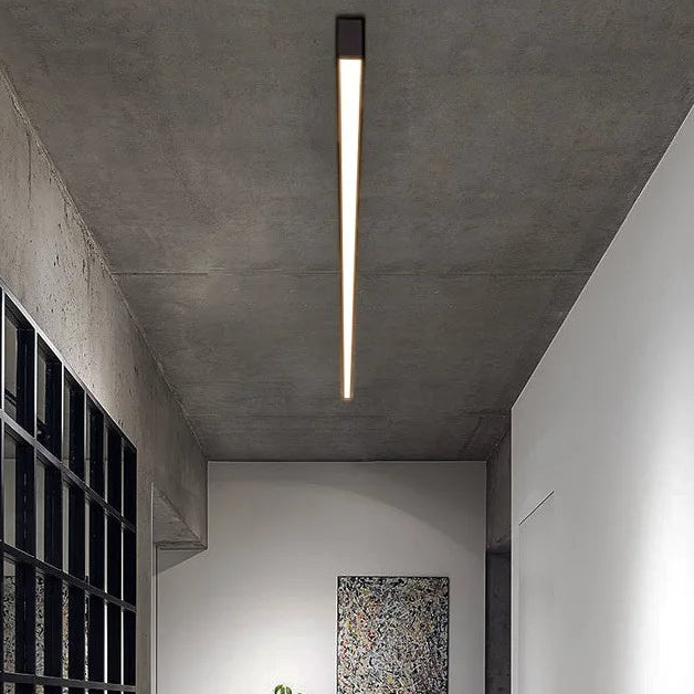 Rayon Plafonnier LED Linéaire – ligne lumineuse fine sur un plafond en béton près d'une verrière noire