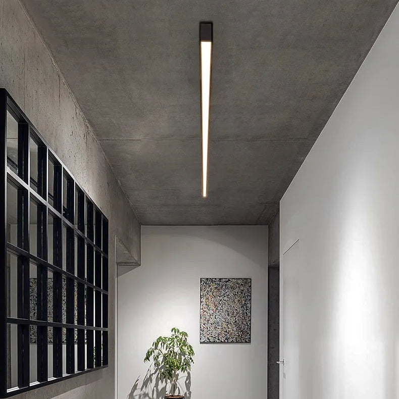 Rayon Plafonnier LED Linéaire – ligne lumineuse sur un plafond gris devant une verrière