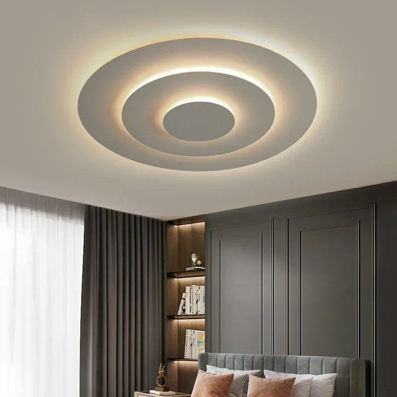 Atoll Plafonnier LED Rond Étagé – dans une pièce aux rideaux sombres et placards gris