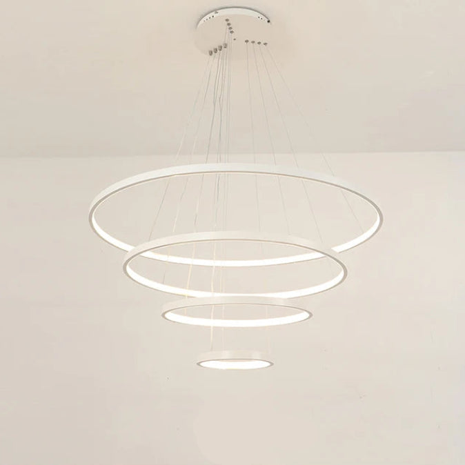 Orbite Suspension LED à Anneaux – anneaux blancs allumés sur fond beige
