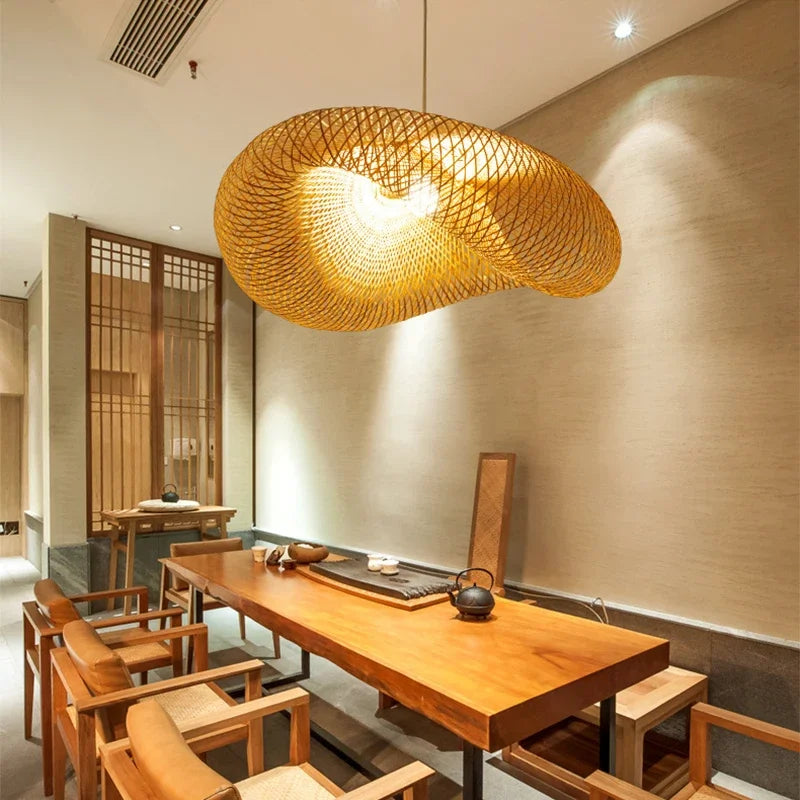 Savane Suspension Soucoupe en Rotin Tressé – abat-jour au-dessus d'une table de salon de thé