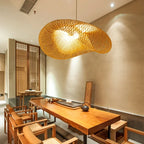Savane Suspension Soucoupe en Rotin Tressé – abat-jour au-dessus d'une table de salon de thé