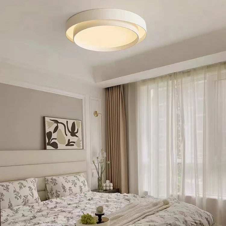 Duo Plafonnier LED Double Cercle – plafonnier dans une chambre avec voilages et tableau