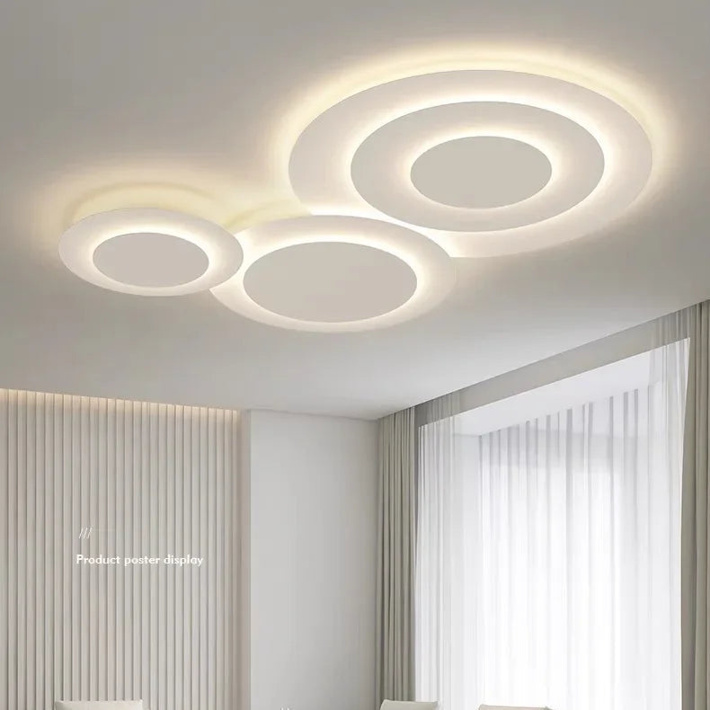 Nuage Plafonnier LED Organique – dans un salon aux rideaux clairs et mur en bois