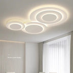Nuage Plafonnier LED Organique – dans un salon aux rideaux clairs et mur en bois