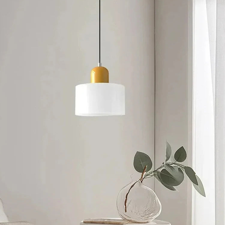 Dolia Suspension en Verre Teinté – suspension blanche à capuchon jaune près d'une fenêtre