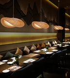 Rubane Suspension Ruban en Bambou Tressé – abat-jours au-dessus de banquettes de restaurant