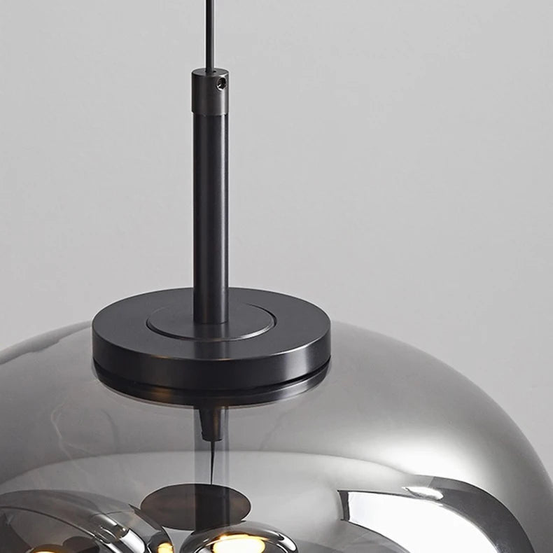 Ambrine Suspension en Verre Fumé ou Ambré, 1 Tête – gros plan du câble noir et du capuchon sur le verre fumé