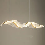 Onde Suspension LED Linéaire en Aluminium – ruban lumineux allumé sur fond beige