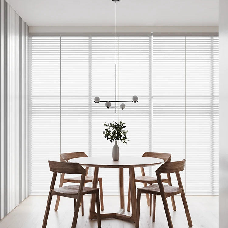 Perla Lustre à Globes en Verre – au-dessus d'une table ronde avec chaises en bois
