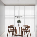 Perla Lustre à Globes en Verre – au-dessus d'une table ronde avec chaises en bois