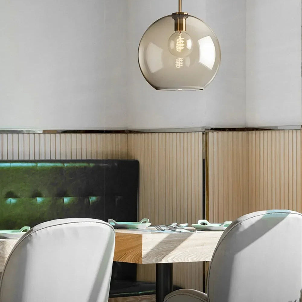Ambra Suspension en Verre Ambré, 5 Formes au Choix – suspension devant un mur à lattes et une banquette en cuir