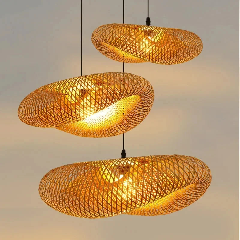 Savane Suspension Soucoupe en Rotin Tressé – deux abat-jours en rotin allumés, vue rapprochée