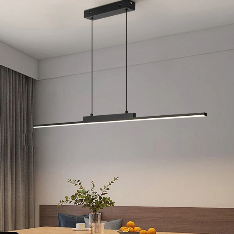 Ligne Suspension LED Linéaire en Aluminium – barre LED noire au-dessus d'une table près d'un rideau