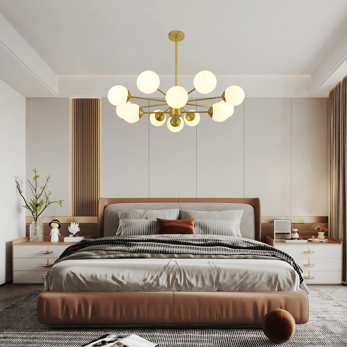 Sidera Lustre Sputnik en Laiton et Globes Opale – lustre au-dessus d'un lit à tête de lit capitonnée
