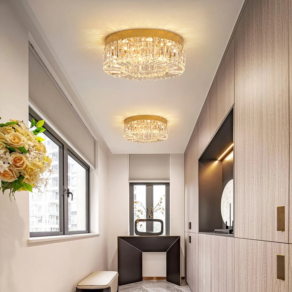 Diadème Plafonnier en Cristal Doré ou Argenté – dans une entrée lumineuse avec bouquet de fleurs