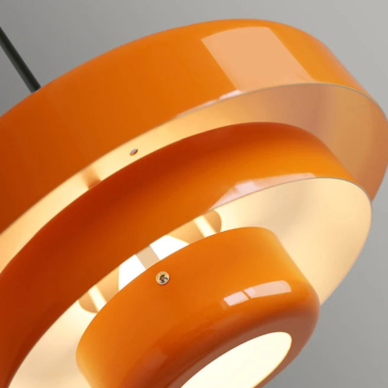 Tiara Suspension Étagée en Métal – gros plan sur les étages orange et l'intérieur blanc