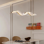 Onde Suspension LED Linéaire en Aluminium – ruban ondulé dans une entrée claire