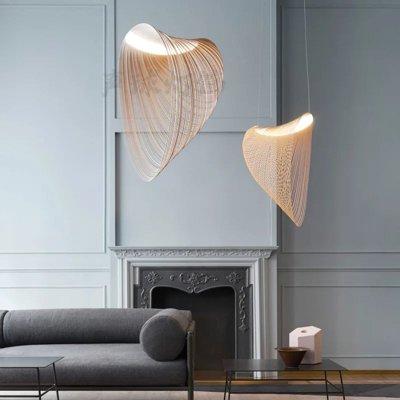 Eolie Suspension Voile en Bois Naturel – deux suspensions en voile de bois devant un mur gris et une cheminée