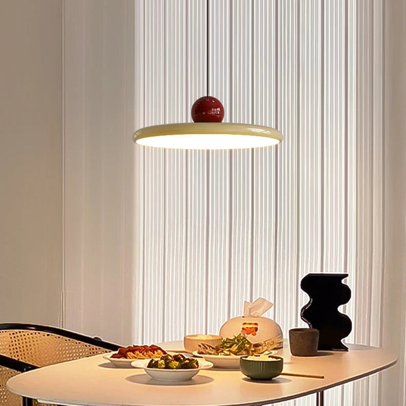 Papillon Suspension LED en Métal, Beige, Vert ou Rouge – disque beige devant un rideau, avec objets décoratifs
