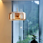 Ambrine Suspension en Verre Fumé ou Ambré, 1 Tête – suspension ambrée devant une fenêtre à store