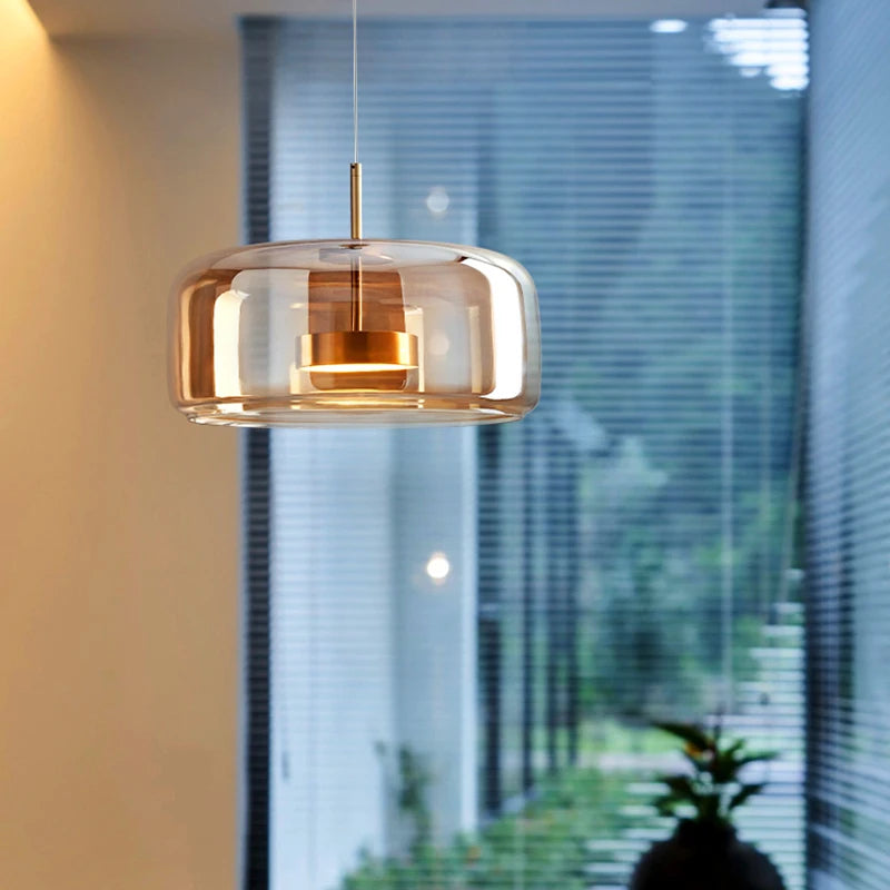 Ambrine Suspension en Verre Fumé ou Ambré, 1 Tête – suspension ambrée devant une fenêtre à store