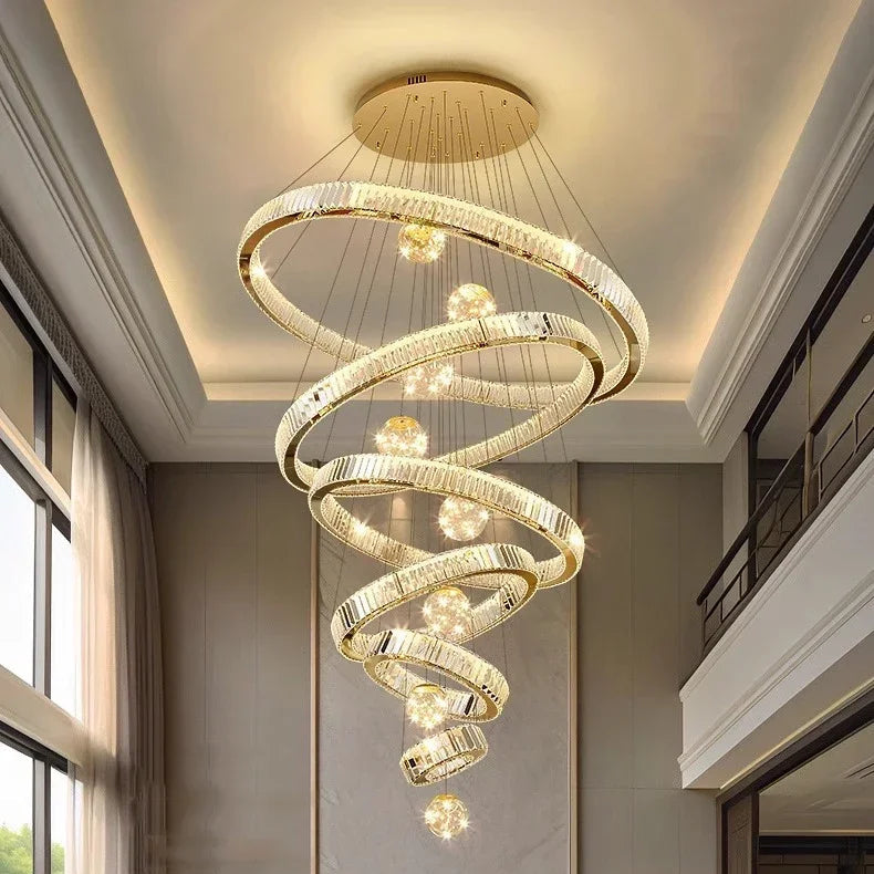 Saturne Lustre Anneaux en Cristal Moderne – lustre dans un salon aux rideaux chauds