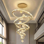 Saturne Lustre Anneaux en Cristal Moderne – lustre dans un salon aux rideaux chauds