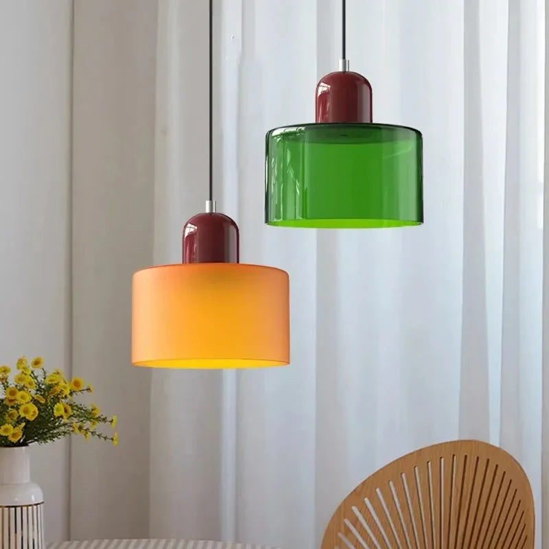 Dolia Suspension en Verre Teinté – suspensions orange et verte devant un rideau clair