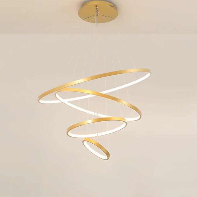 Orbite Suspension LED à Anneaux – anneaux dorés et blancs allumés sur fond beige