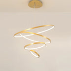 Orbite Suspension LED à Anneaux – anneaux dorés et blancs allumés sur fond beige