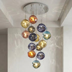 Lavane Suspension Globe en Verre Fondu Irrégulier – grappe de globes multicolores dans un hall clair