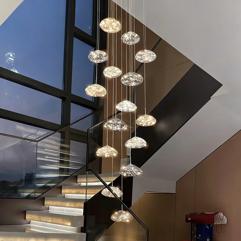 Aurore Suspension en Cristal pour Escalier – globes en cristal dans une cage d'escalier vitrée