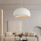 Sabi Suspension Wabi-Sabi – suspension blanche texturée dans un salon beige