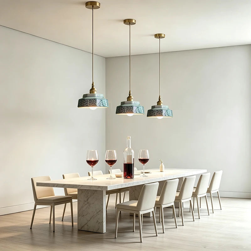 Hexa Suspension en Céramique – trois suspensions au-dessus d'une longue table dressée
