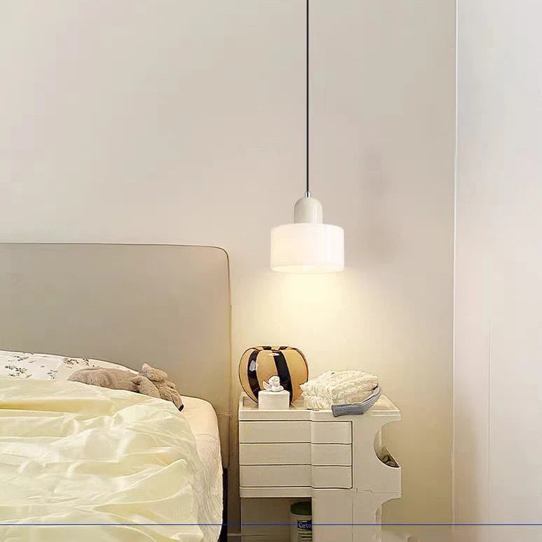 Dolia Suspension en Verre Teinté – suspension blanche allumée au-dessus d'une table de chevet