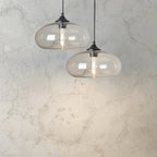 Irisa Suspension Globe en Verre Soufflé, 9 Teintes – suspensions devant un mur clair effet marbre